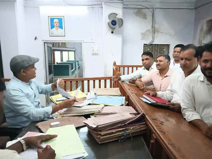 नीमकाथाना में स्कूल संचालको  का प्रदर्शन : स्कूल संचालको ने SHO पर कार्रवाई की मांग को लेकर सीएम के नाम एसडीएम को सौंपा ज्ञापन, पुलिस पर निजी स्कूल संचालक के साथ दुर्व्यवहार का आरोप