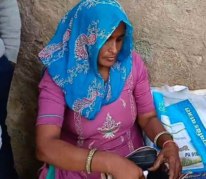 वीडियो न्यूज़ : नीमकाथाना में दो महिलाओ ने महिला के आभूषण चुराए : महिला को खाली बॉक्स देकर वारदात को दिया अंजाम, महिला का रो रोकर बुरा हाल, पुलिस जाँच में जुटी