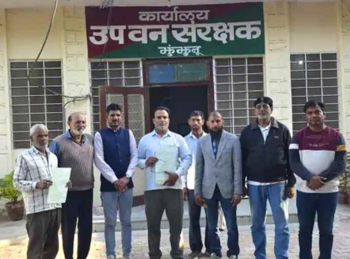 रेंजर के खिलाफ डीएफओ को ज्ञापन : ग्रामीणों ने रेंजर पर विवादित जमीन पर कोर्ट स्टे के बावजूद निर्माण कार्य करवाने का लगाया आरोप