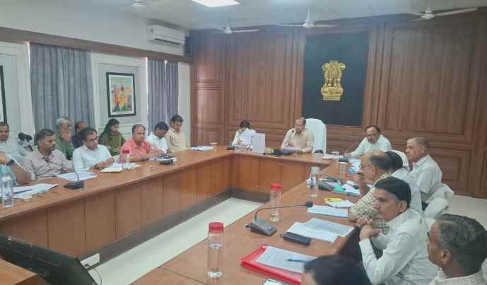 जिला स्तरीय अधिकारियों की साप्ताहिक समीक्षा बैठक : 21 जून को अंतरराष्ट्रीय योग दिवस का होगा आयोजन, कलेक्टर ने नीट परीक्षा सफल आयोजन को लेकर दिए निर्देश