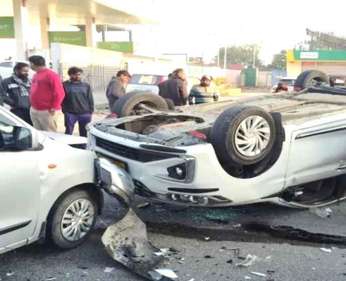 फलोदी में दो कारों की भीषण भिड़ंत :  टायर फटने से अनियंत्रित हुई कार, लगी आग, हादसे में दो की मौत , जैसलमेर हाईवे पर हुआ हादसा