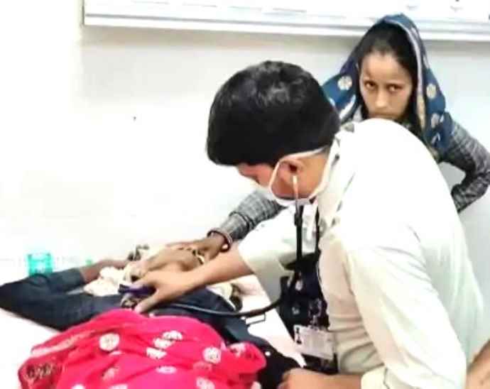 शवयात्रा से पहले मृत महिला की चलने लगी सांसें : परिजन महिला को जिला अस्पताल लेकर पहुंचे, अभी महिला स्वस्थ, मृत मानकर रातभर रोते रहे परिजन