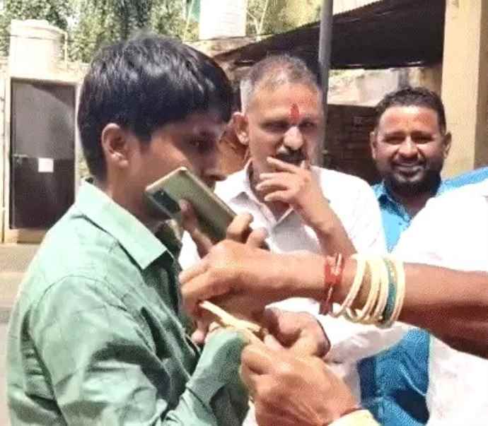 महिलाओ ने Phed JEN को पहनाई चूड़ियाँ : लिपस्टिक भी लगाने की कोशिश की लेकिन .., आरोप - 10 दिन से कॉलोनी में पानी नहीं आ रहा