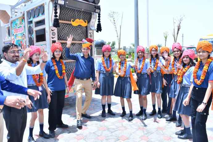 नीमकाथाना की गुढ़ा पब्लिक स्कूल में टॉपर्स का सम्मान : पहले ही वर्ष में लहराया परचम, भव्य रैली निकालकर मनाया जश्न, चैयरमेन ने किया टॉपर्स के लिए घोषणाओं का ऐलान