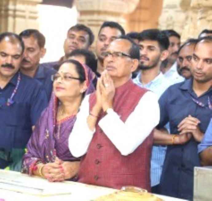 जूनागढ़ में ‘शिवराज सिंह चौहान’ अपनी पत्नी को भूले : रास्ते में याद आई तो गाड़ियों के काफिले  ने लिया ‘यू-टर्न’, साधना वेटिंग रूम में बैठी मिलीं