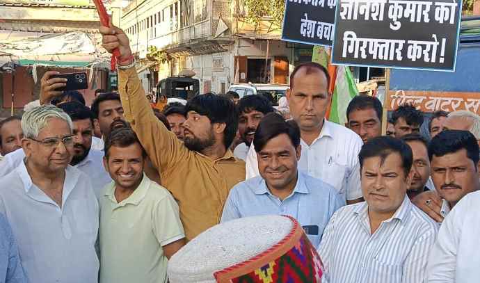 वीडियो न्यूज : नीमकाथाना में ज्ञानेश कुमार के खिलाफ प्रदर्शन : ज्ञानेश कुमार के खिलाफ INDIA गठबंधन का फूटा आक्रोश, जमकर मचा बवाल; किया पुतला दहन