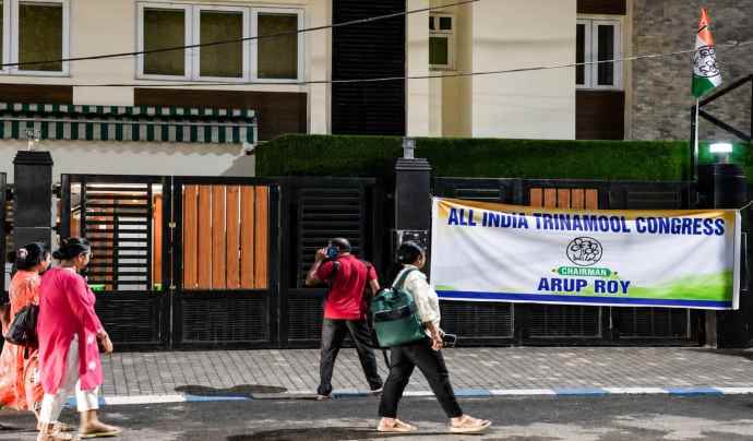 तृणमूल कांग्रेस के बागी गुट का हेडक्वार्टर पर कब्जा : दफ्तर के ताले बदले, नए पोस्टर लगाए,  नए पोस्टर्स में ममता बनर्जी की तस्वीर नहीं