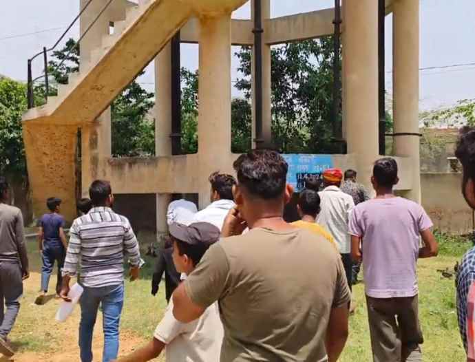 वीडियो न्यूज़ : पेयजल किल्लत पर ग्रामीणों का हंगामा : बबाई जलदाय विभाग का 3 घंटे किया घेराव, समाधान नही होने पर उग्र आन्दोलन की दी चेतावनी