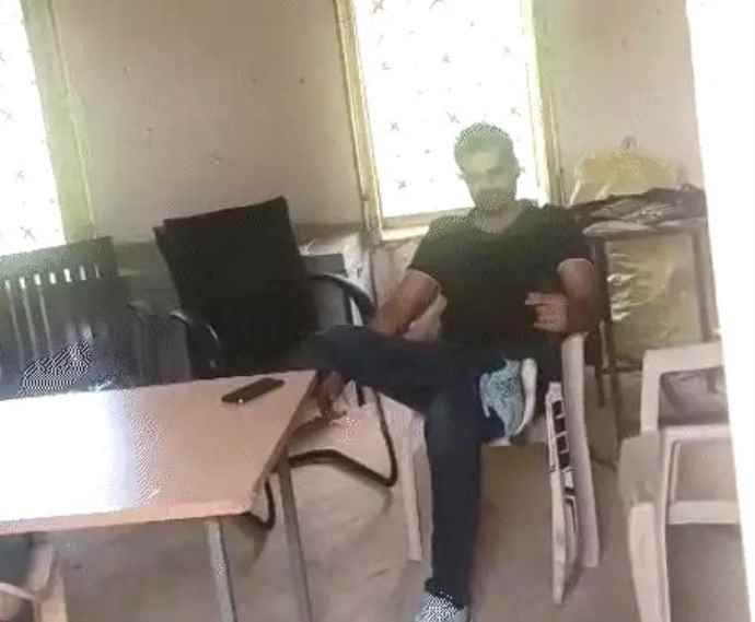 शराब के नशे में सरकारी स्कूल में पीटीआई का हंगामा : ग्रामीणों ने कमरे में बंद किया तो धमकाया, कहा - मैं कमाने से धाप गया हूं, पुलिस ले गई थाने