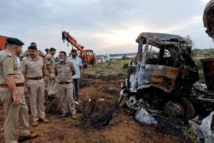 दिल्ली-मुंबई एक्सप्रेसवे पर भीषण सड़क हादसा : हादसे में 8 लोगों की मौत, 25 लोग घायल, बस में 39 यात्री सवार थे