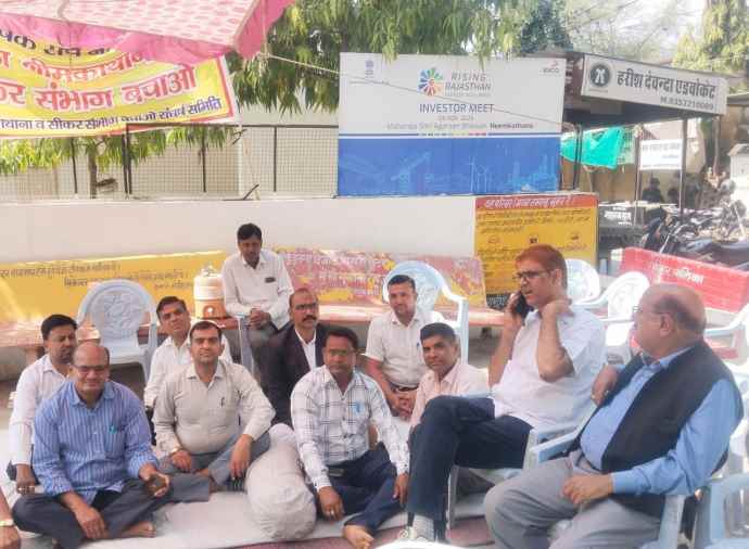 वीडियो न्यूज़ : नीमकाथाना में वकीलों का धरना जारी : अब 17 को मीटिंग, हाईकोर्ट में होने वाली सुनवाई में अभिभाषक संघ के प्रतिनिधि रहेंगे मौजूद