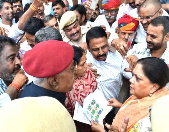 डूडी और कल्ला के निवास पर पहुंचीं पूर्व सीएम : भाजपा नेताओं से वसुंधरा राजे ने किया वादा, कहा- गोचर पुरानी धरोहर है, मुख्यमंंत्री से बात करने मैं साथ चलूंगी