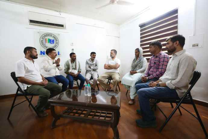मृतक NEET छात्र प्रदीप का परिवार राहुल गांधी से मिला : राहुल गांधी ने शोकाकुल को ढांढस बंधाया, हरसंभव सहायता का दिलाया भरोसा, परिवार बोला -दोषियों के खिलाफ सख्त कार्रवाई हो