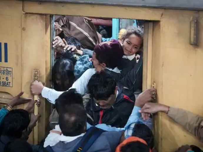 वीडियो लाइव : भगदड़ पर रेलवे ने किया मुआवजे का एलान : भगदड़ में 18 की मौत , 25 से ज्यादा घायल , काग्रेस नेता के सरकार पर गंभीर आरोप