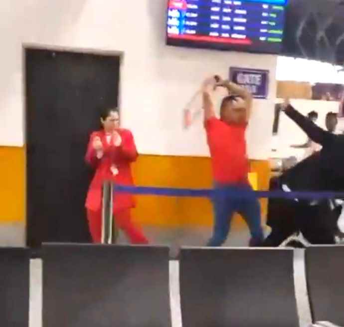 स्पाइजेट की फ्लाइट में एक्स्ट्रा लगेज को लेकर बवाल : सेना के अधिकारी पर स्पाइसजेट के 4 कर्मचारियों को पीटने का आरोप , एक की रीढ़ की हड्डी टूटी, वीडियो वायरल