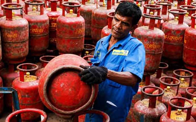 LPG उपभोक्ताओं को बड़ा झटका : घरेलू गैस सिलेंडर की कीमतों में आज से भारी इजाफा, एलपीजी उपभोक्ताओं को देंगे होंगे अतिरिक्त रुपए