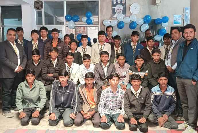 नीमकाथाना में 12वीं के स्टूडेंट्स का विदाई समारोह : खादरा की बाल विकास सीनियर सेकेंडरी स्कूल में आयोजित हुआ समारोह , छात्र-छात्राओं ने प्रस्तुत किए सांस्कृतिक कार्यक्रम