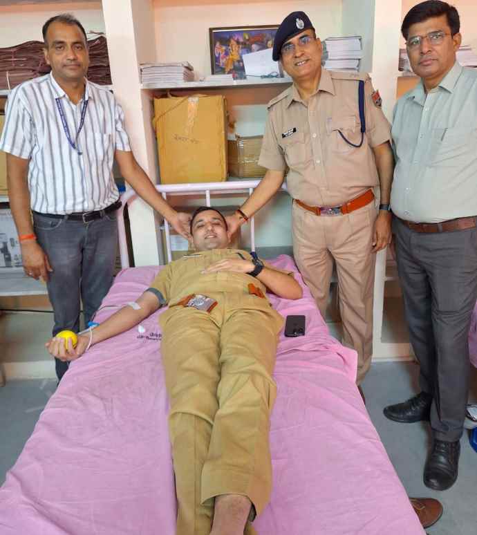 नीमकाथाना एसपी ऑफिस में रक्तदान शिविर का आयोजन  : राजस्थान पुलिस स्थापना दिवस के उपलक्ष्य में आयोजित किए जा रहे विभिन्न कार्यक्रम, शिविर में पुलिसकर्मियों ने किया ब्लड डोनेट