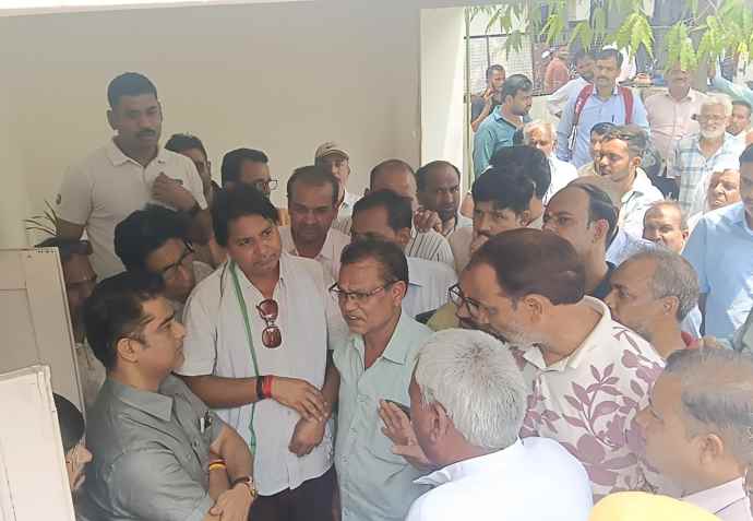 वीडियो न्यूज़ : शाहपुरा रोड़ पर सड़क चौड़ीकरण मामले ने पकड़ा तुल : व्यापारियों ने नीमकाथाना SDM को सौंपा ज्ञापन,  व्यापारी बोले - शाहपुरा रोड़ को किया जाए 60 फीट, शहर के चारों और बन गई बाईपास