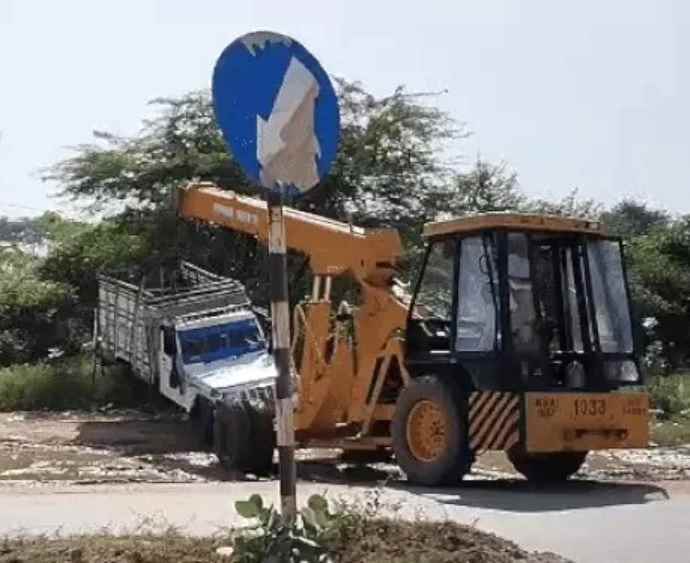 पिकअप पहिया निकलने से तीन बार पलटी : हादसे में 10 से ज्यादा लोग घायल, 4 रेफर, शादी के बाद बेटी को पहली बार ससुराल से लाने के लिए जा रहे थे