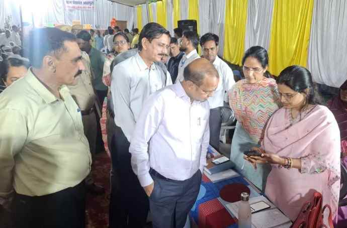 आसपुरा में रात्रि चौपाल का आयोजन : जिला कलेक्टर आशीष मोदी ने सुनी आमजन की समस्याएं, त्वरित निस्तारण के दिए निर्देश, पंप चालक के ट्रांसफर के निर्देश