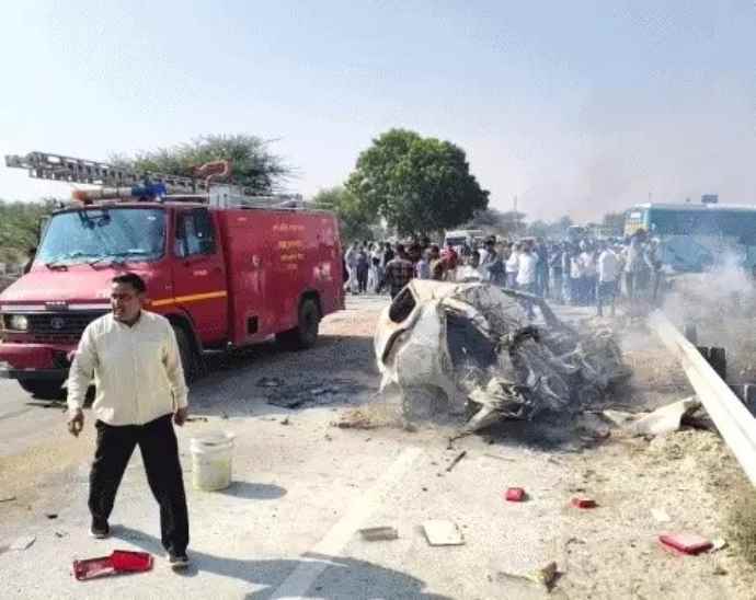बस की टक्कर से CNG कार में ब्लास्ट से लगी आग : हादसे में कार में फंसे ज्वेलरी व्यवसायी की जिंदा जलने से मौत, हादसे के बाद हाईवे पर लगा लंबा जाम