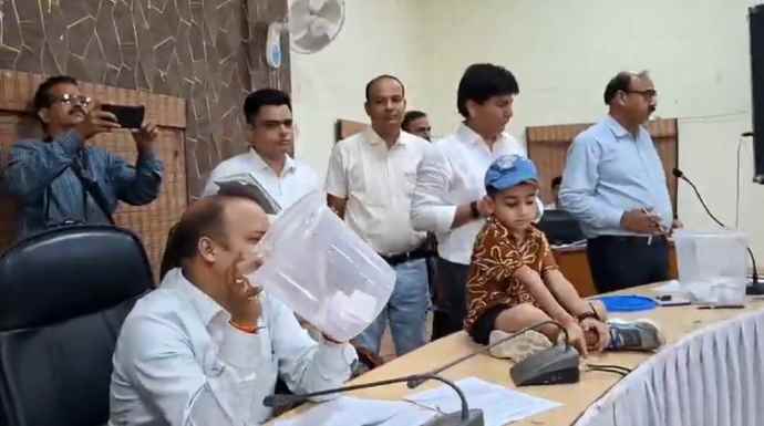 वीडियो न्यूज : नीमकाथाना नगर पालिका के वार्डों का आरक्षण तय :  6 एससी, 2 एसटी, 8 ओबीसी के लिए और 24 वार्ड अनारक्षित, 14 महिलाएं पार्षद बनेंगी