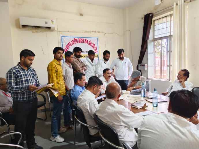 वीडियो न्यूज़ : नीमकाथाना में ग्रामीणों ने सौंपा SDM को ज्ञापन : अवैध ब्लास्टिंग और ओवर लोड वाहन बंद करवाने की मांग , ग्रामीण बोले - मकानों में आई दरार, भय में जी रहे