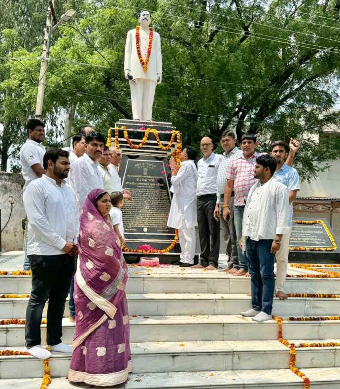 पार्क में आयोजित हुई श्रद्धांजलि सभा : संसद हमले में शहीद जेपी यादव की मनाई जन्म जयंती,  स्कूल और स्मारक पर किया पौधरोपण,  मरीजों के लिए फल वितरित