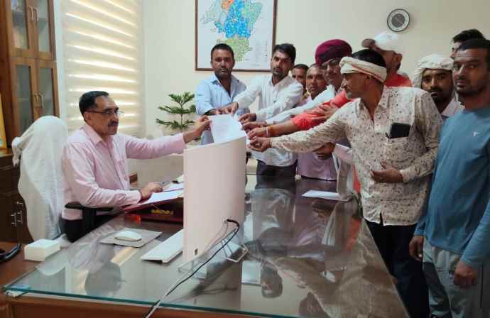 वीडियो न्यूज : नीमकाथाना के सिरोही में ग्रामीणों का फूटा गुस्सा : ग्रामीणों ने एडीएम और एसडीएम को दिया ज्ञापन, बोले - अल्ट्राटेक सीमेंट कंपनी के वाइब्रेटर से मकानों की टूटी पट्टियां