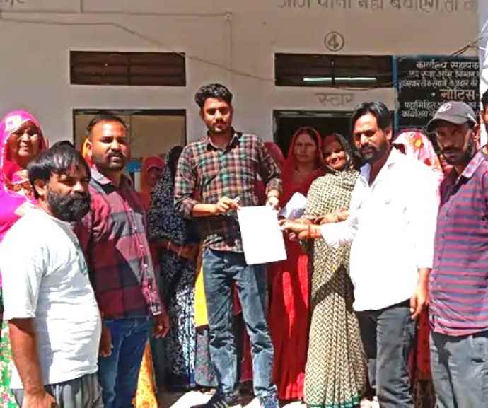 बबाई में ग्रामीणों ने किया जमकर प्रदर्शन : नियमित पेयजल आपूर्ति सुनिश्चित करने की मांग का एईएन को सौंपा ज्ञापन ,  15 दिन में समाधान नही होने पर आन्दोलन की चेतवानी