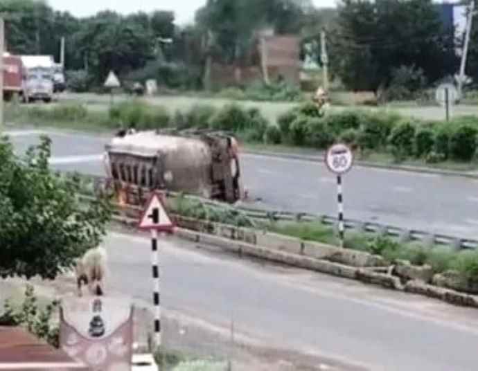 हाईवे पर पलटा केमिकल से भरा टैंकर : उठी आग की लपटें, अफरा-तफरी का बन गया माहौल, चालक टैंकर के केबिन से सुरक्षित बाहर निकला