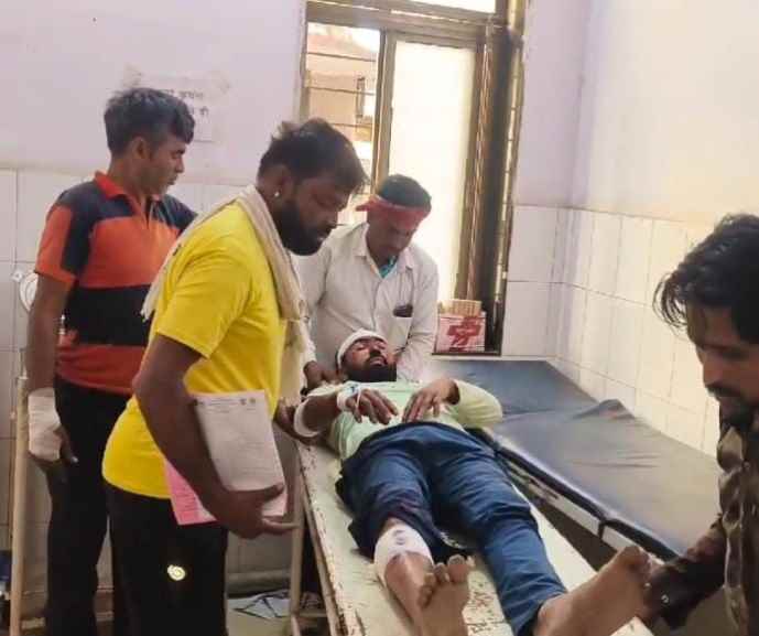 वीडियो न्यूज़ : रेप केस में गवाही देने पर हमला : नीमकाथाना के बर्सिंगबास में खुनी संघर्ष , कुल्हाड़ी-सरियों से 5 को किया घायल, 3 जयपुर रेफर