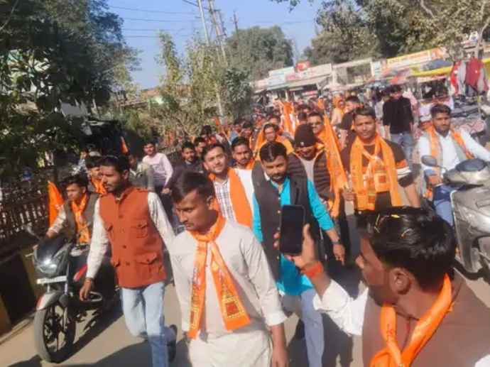 विश्व हिंदू परिषद ने लहार में निकाली शौर्य यात्रा : शौर्य यात्रा पर जगह-जगह हुई पुष्पवर्षा, तोमर बोले - संस्कृति और परंपराओं की रक्षा के लिए सजग रहना होगा