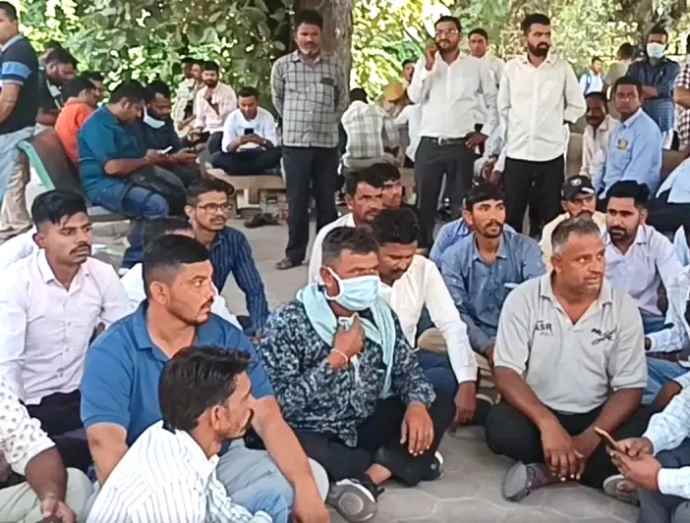 जैसलमेर बस अग्निकांड, मृतकों की संख्या 22 पहुंची : परिजनों को शव सौंपने की प्रक्रिया शुरू, 8 शवों की शिनाख्त, मुआवजा के लिए धरने पर बैठे लोग, राज्य सरकार ने भी किया मुआवजे का ऐलान