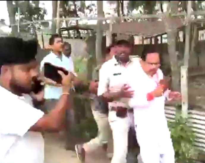 वीडियो लाइव : पश्चिम बंगाल में भाजपा कैंडिडेंट पर हमला : सुवेंदु के साथ में सिक्योरिटी गार्ड होने के बावजूद भीड़ पीटती रही, राज्य में कई जगह झड़प की खबरें