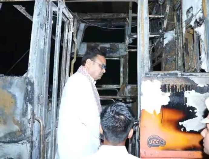 जैसलमेर बस अग्निकांड, 20 लोग जिंदा जले : देर रात सीएम जैसलमेर के आर्मी कैंट में पहुंचे, केंद्र सरकार ने की मुआवजे की घोषणा, डीएनए से शिनाख्त शुरू