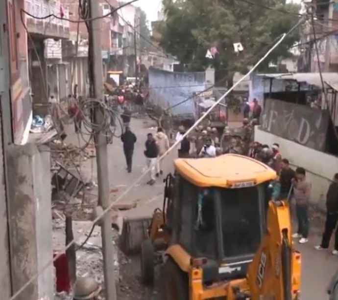 वीडियो न्यूज़ : चौमूं में पत्थरबाजों की बिल्डिंग सीज : चौमूं उपद्रव प्रकरण में नगर परिषद ने बुलडोजर से ढहाए अवैध निर्माण, पुलिस को मिली एक एयरगन