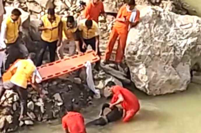 वीडियो न्यूज़ : नीमकाथाना में माइंस ढहने का मामला :  22 घंटे का मिला मजदुर का शव, ग्रामीणों और परिजनों ने किया विरोध, 1 करोड़ मुआवजे की मांग