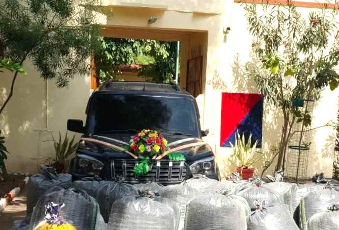 दूल्हे जैसी सजी SUV से डोडा पोस्त जब्त : दूल्हा-दुल्हन का पोस्टर लगा सजाई गाड़ी, पुलिस ने 486 किलो डोडा पोस्त बरामद करते हुए गाड़ी जब्त की