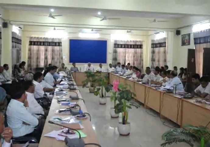 सांसद बृजेंद्र सिंह ओला की अधिकारियो को हिदायत : ओला ने कहा - जनप्रतिनिधियों के प्रस्तावों की फाइलों में दबाने के बजाय उन्हें गंभीरता से हल करें