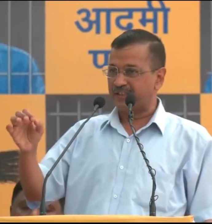 वीडियो लाइव : केजरीवाल का तिहाड़ जेल में सरेंडर किया : केजरीवाल ने महात्मा गांधी की समाधि पर श्रद्धांजलि अर्पित की ,  कार्यकर्ताओं से कहा- पता नहीं जेल से कब वापस आऊंगा