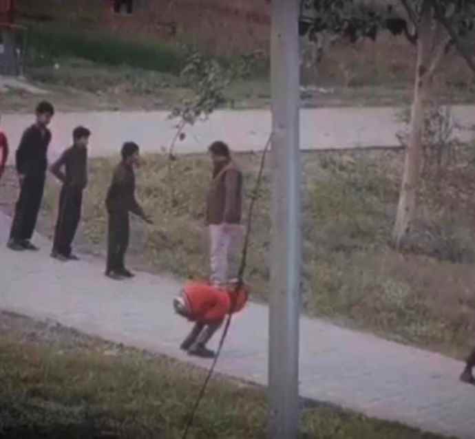 वीडियो वायरल : टीचर ने बच्चों को बनाया मुर्गा बनाया : बच्चो से लगवाई उठक-बैठक , वीडियो हुआ वायरल तो छात्रों ने दिया धरना , टीचर हुआ एपीओ