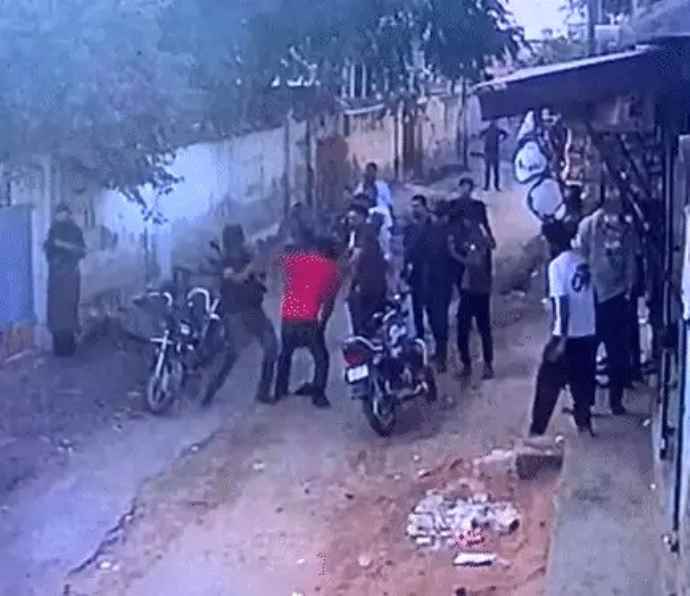 युवक को पीट-पीटकर लहूलुहान किया : झुंझुनू के मलसीसर में युवक के लात-घूंसे मारे, बेल्ट-रॉड से हमला करने का आरोप, CCTV में कैद