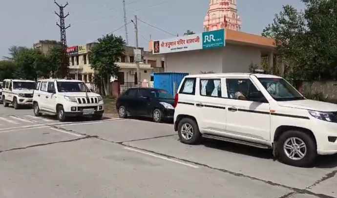 वीडियो न्यूज़ : नीमकाथाना पुलिस सर्किल में पुलिस की बड़ी कार्रवाई : पुलिस ने एक साथ दी 150 जगह पर दबिश, 100 से ज्यादा आरोपी पकड़े, 13 वाहन भी जब्त किए