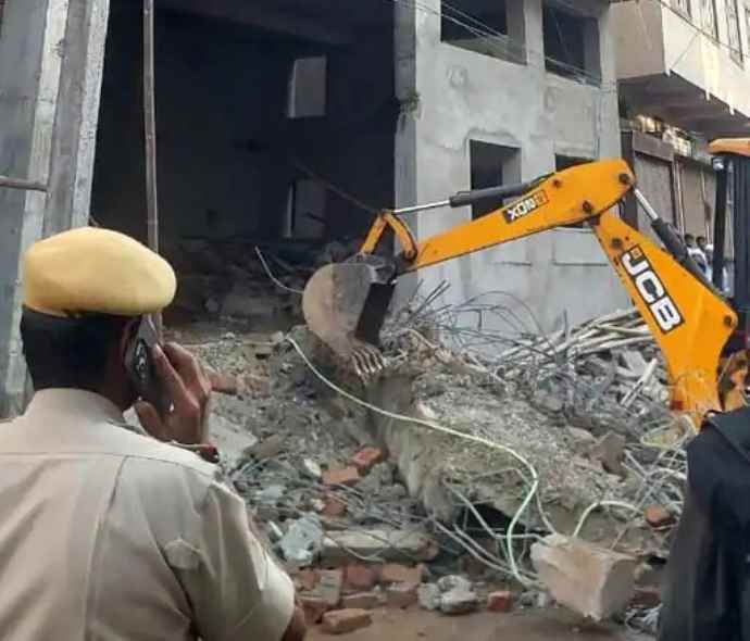 जयपुर में निर्माणाधीन मकान की दीवार गिरी : हादसे में मकान मालिक की मौत, तीन मजदुर दबे, एक को बाहर निकाला, घर में 10 बाद थी शादी