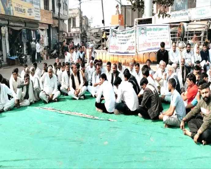 एमबीबीएस छात्रके शव को भारत लाने की मांग :  ग्रामीणों ने भगत सिंह चौराहे पर शुरू किया धरना, जब तक भारत नही लाया जाता तब तक आंदोलन जारी रहेगा