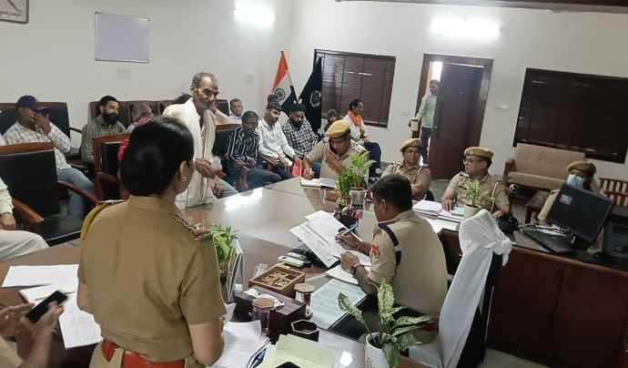 वीडियो न्यूज : नीमकाथाना में एसपी नुनावत की जनसुवाई : एसपी ने सुनी लोगों की समस्याएं, संबंधित अधिकारियों को दिए निर्देश; जनसुनवाई में कुल 53 परिवाद आए