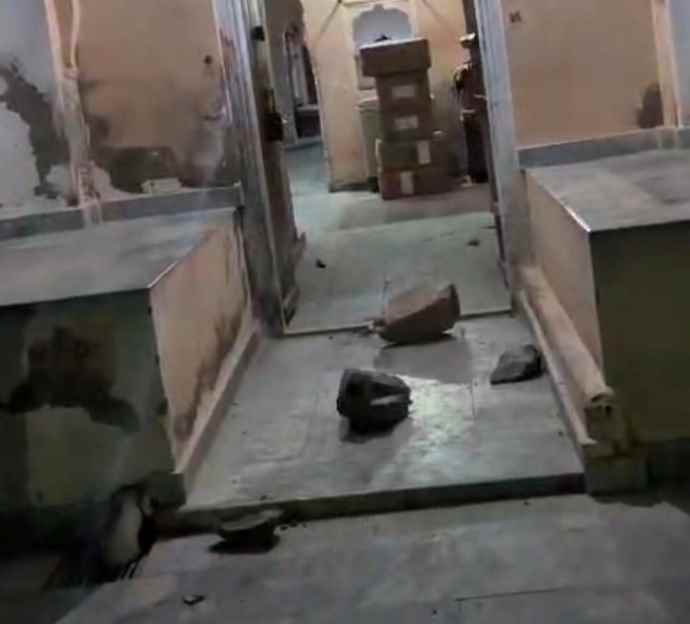 वीडियो न्यूज़ : नीमकाथाना में युवक ने की घर में तोड़फोड़ : पीड़ित ने कोतवाली थाने में दी शिकायत, घर में तोड़फोड़ और महिलाओं से अभद्रता करने का आरोप, युवक हुआ फरार