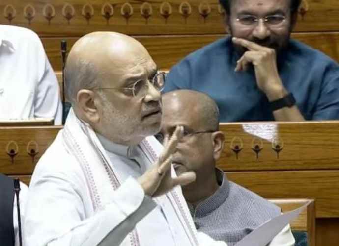 बिरला के खिलाफ अविश्वास प्रस्ताव ख़ारिज : शाह ने राहुल गांधी और कांग्रेस पर जमकर हमला बोला ,  राहुल गाँधी बोले - विपक्ष के नेता को नहीं बोलने दिया